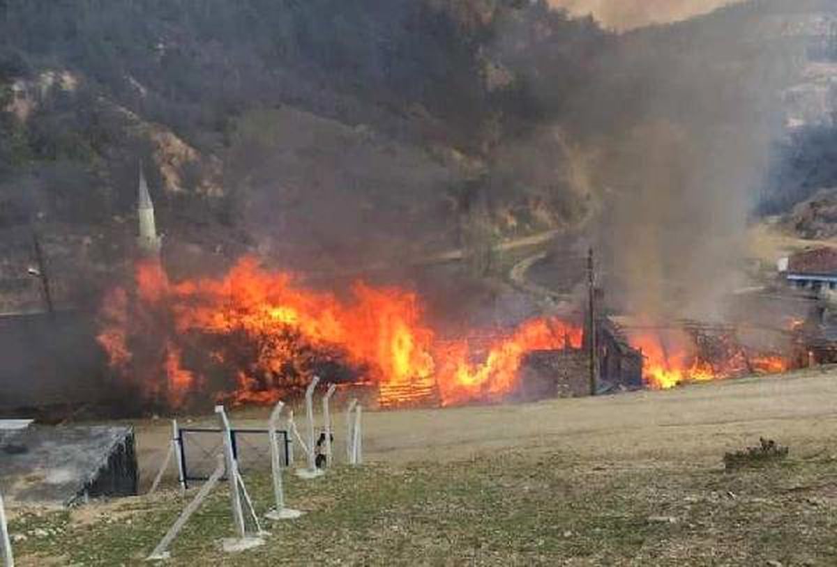 Manisa\'da Evin Bacasında Çıkan Yangında 5 Ev Kullanılamaz Hale Geldi