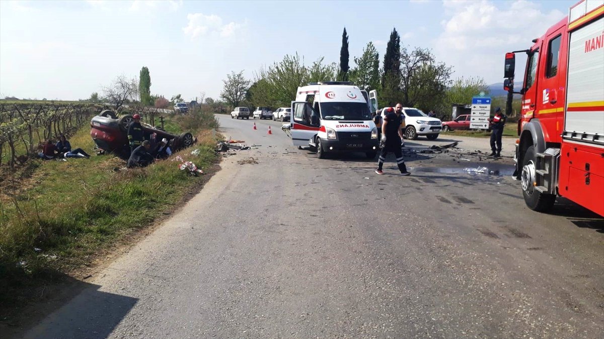 Manisa\'da İki Otomobil Çarpıştı: 7 Yaralı