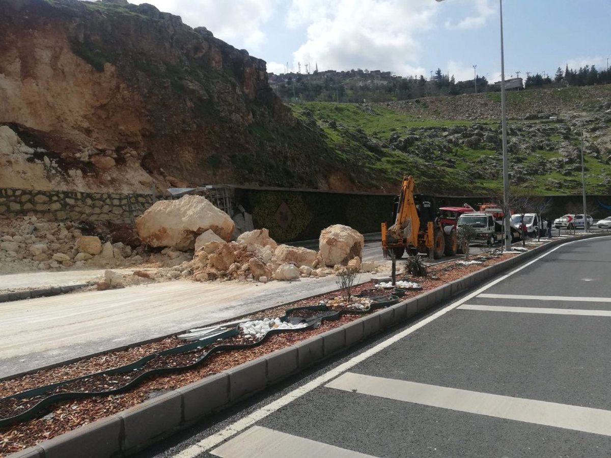 Mardin\'de Heyelan: Dev Kaya Parçaları Yola Düştü