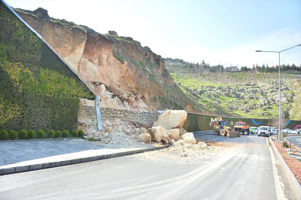 Mardin\'de Kara Yoluna Dev Kayalar Düştü