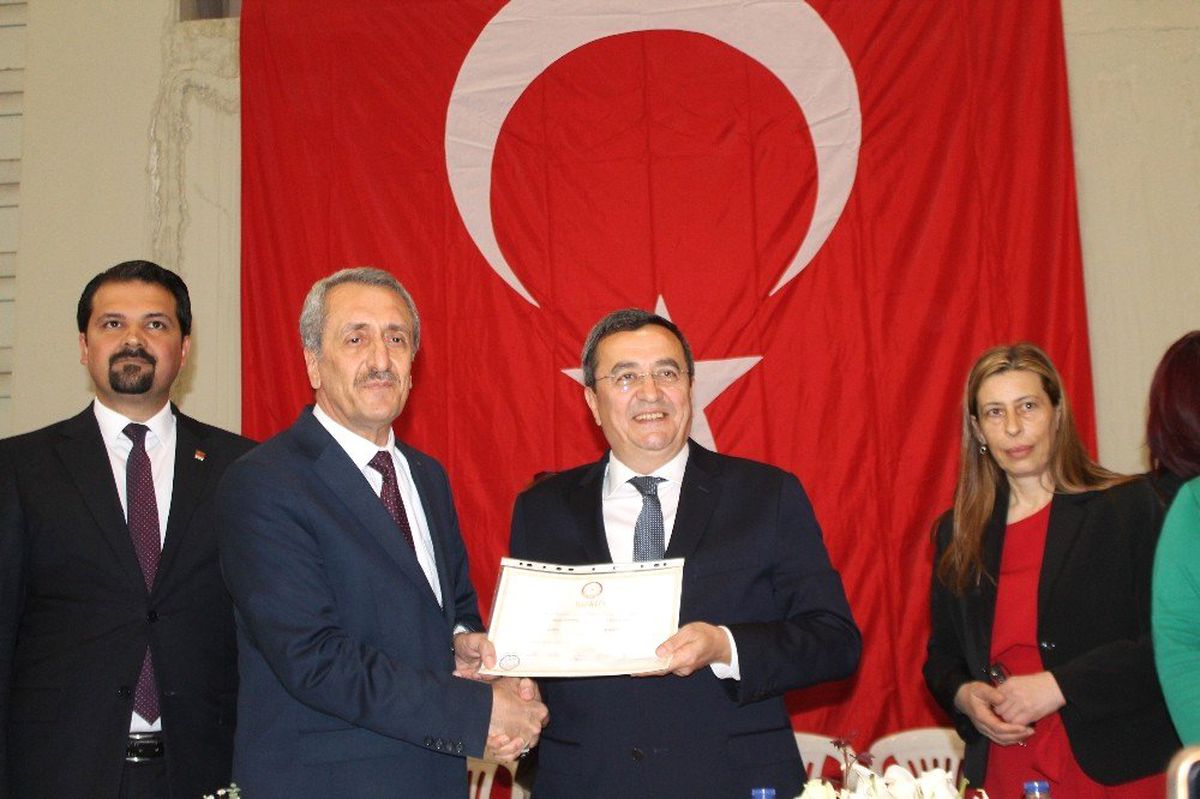Mazbatasını Alarak İmamoğlu\'na Selam Gönderdi