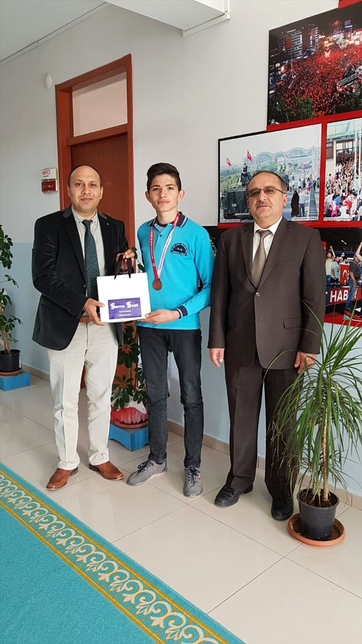 Milli Eğitim Müdürü Gül Başarılı Öğrenciyi Ödüllendirdi