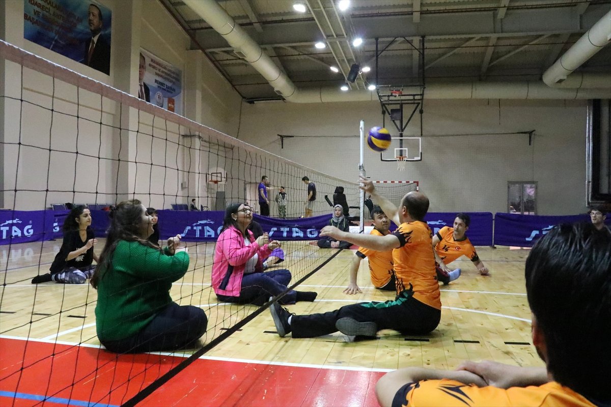 Öğrenciler Farkındalık İçin Oturarak Voleybol Oynadı
