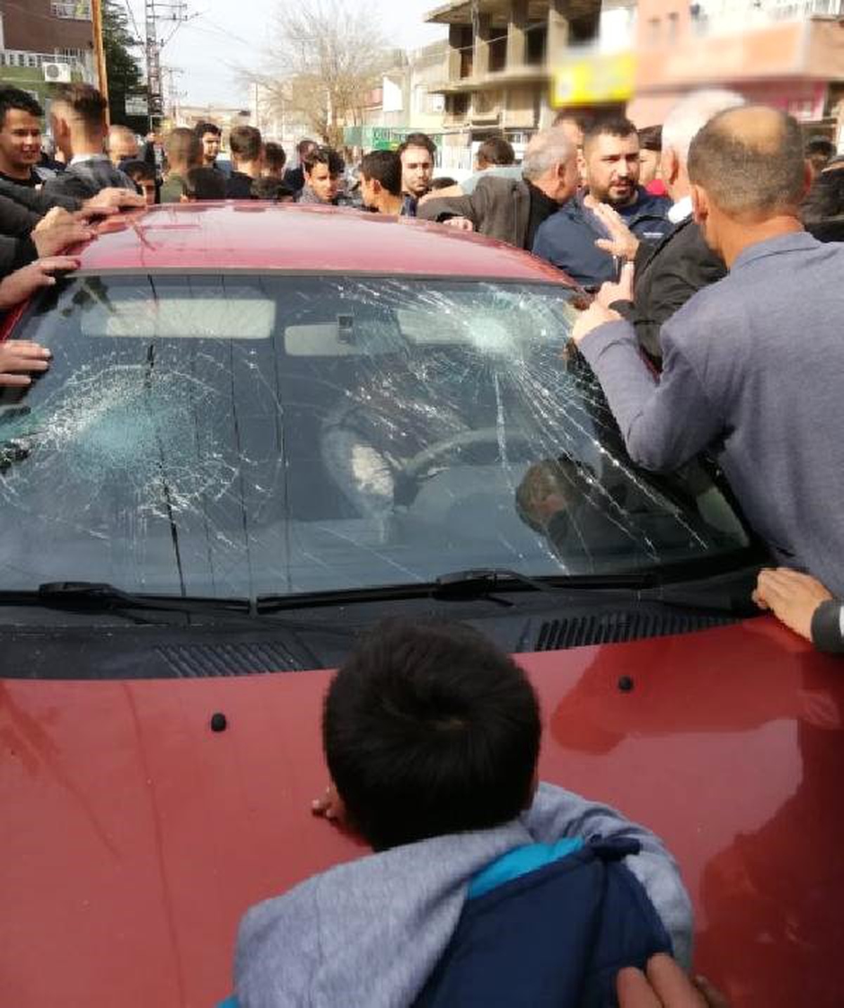 Öğrencileri Taciz Ettiği İleri Sürülen Kişiyi, Öfkeli Kalabalığın Elinden Polis Kurtardı