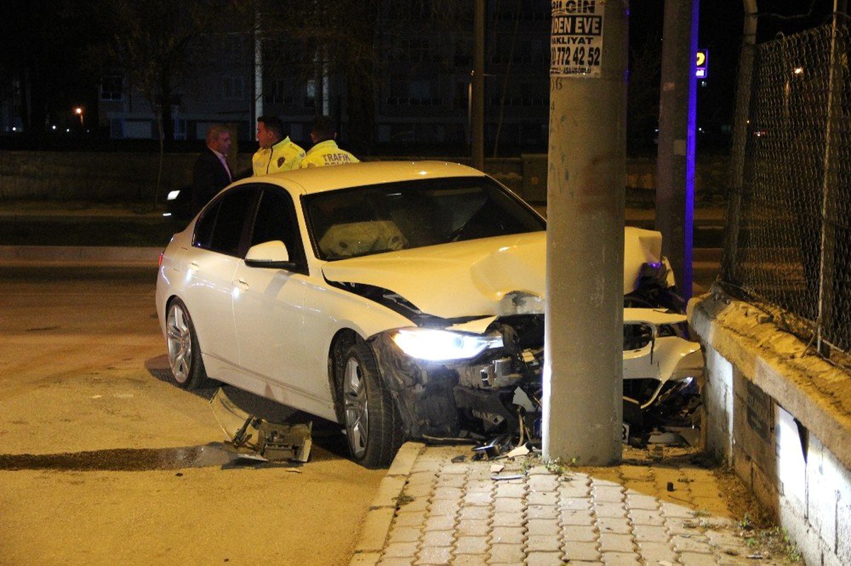 Otomobil Elektrik Direğine Çarptı