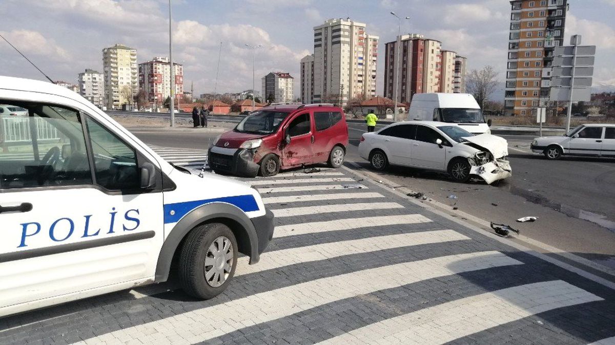 Otomobiller Çarpıştı: 3 Yaralı