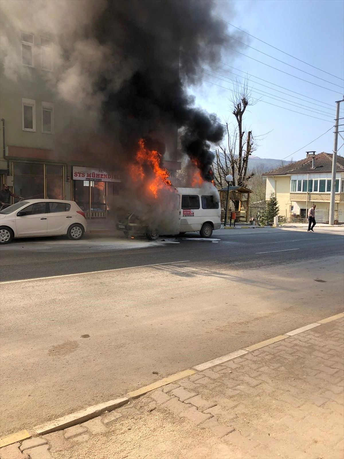 Park Halindeki Minibüs Yandı