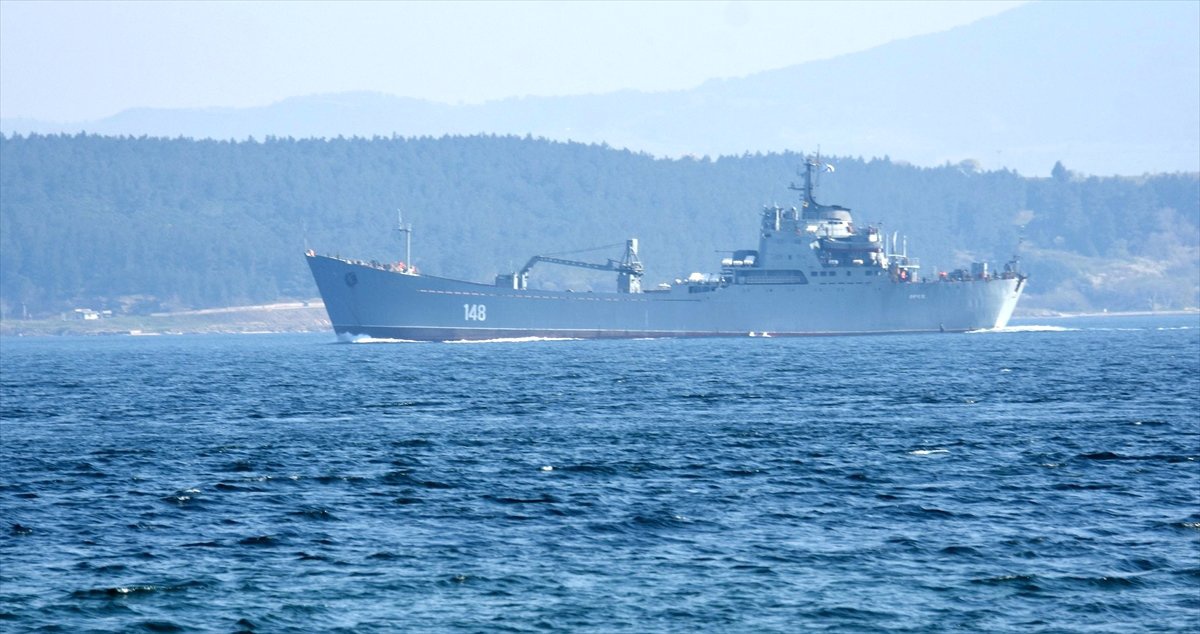 Rus Askeri Gemisi Çanakkale Boğazı\'ndan Geçti