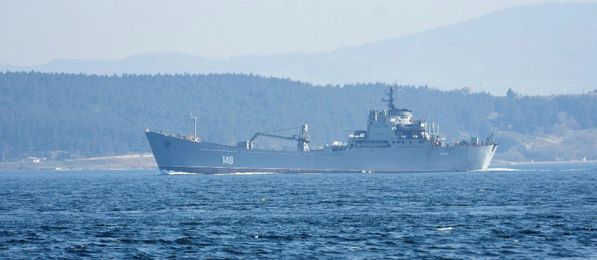 Rus Savaş Gemisi Çanakkale Boğazı\'ndan Geçti