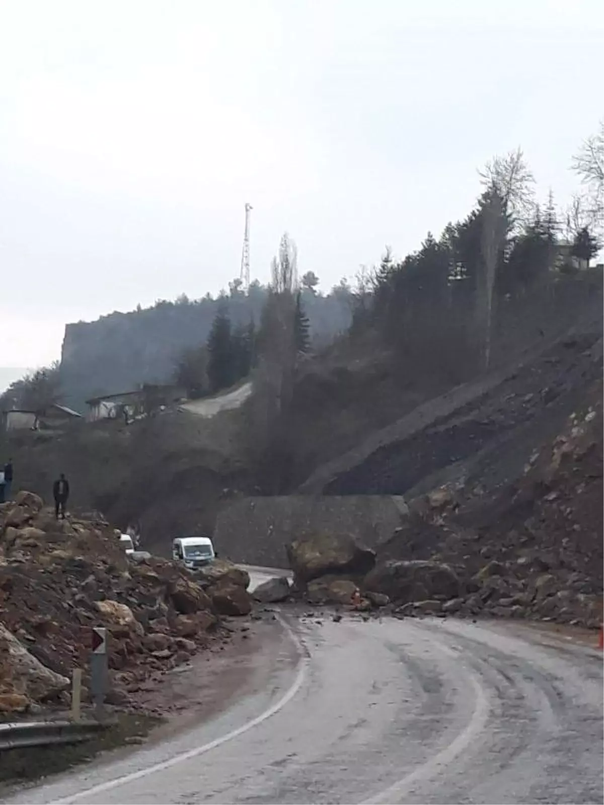 Saimbeyli- Kozan Yolu Heyelan Nedeniyle Kapandı