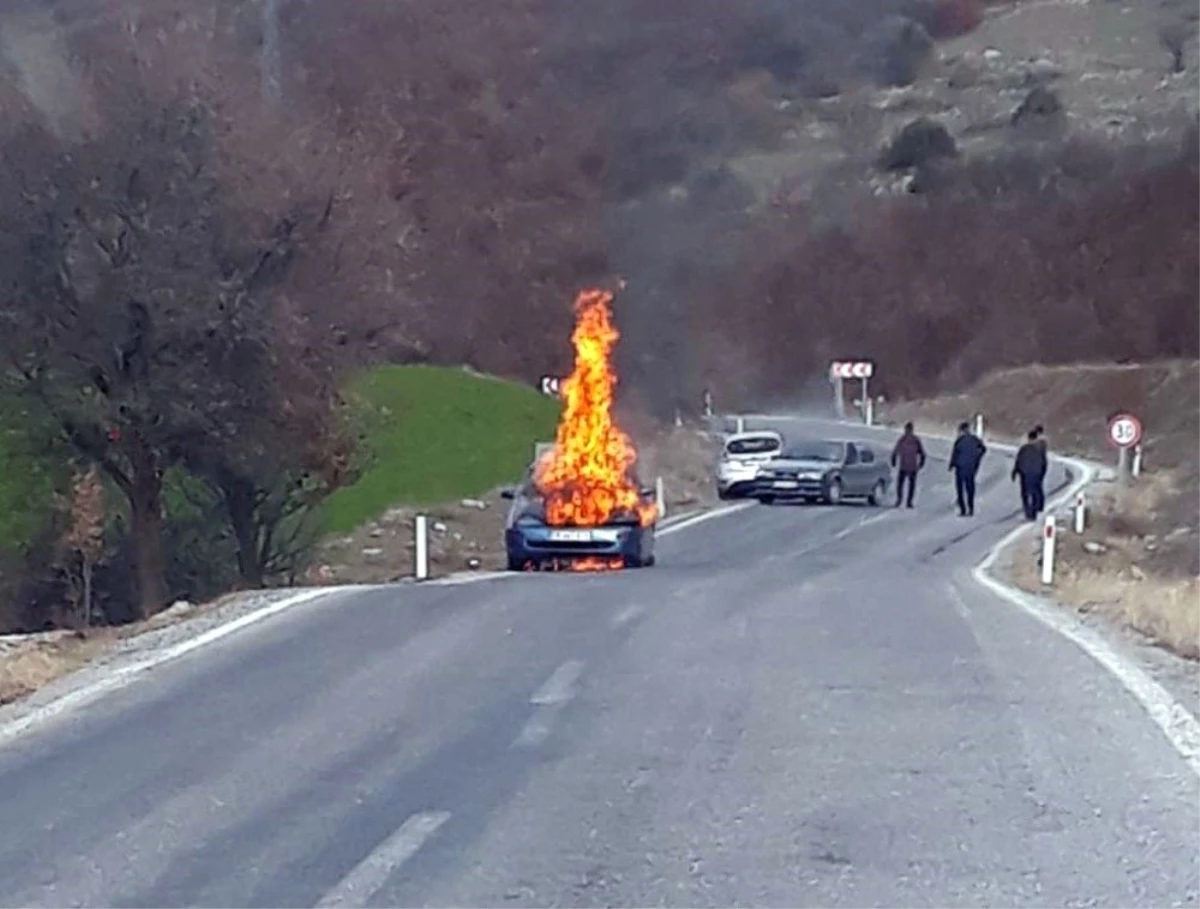 Seyir Halindeki Otomobil Alev Alev Yandı