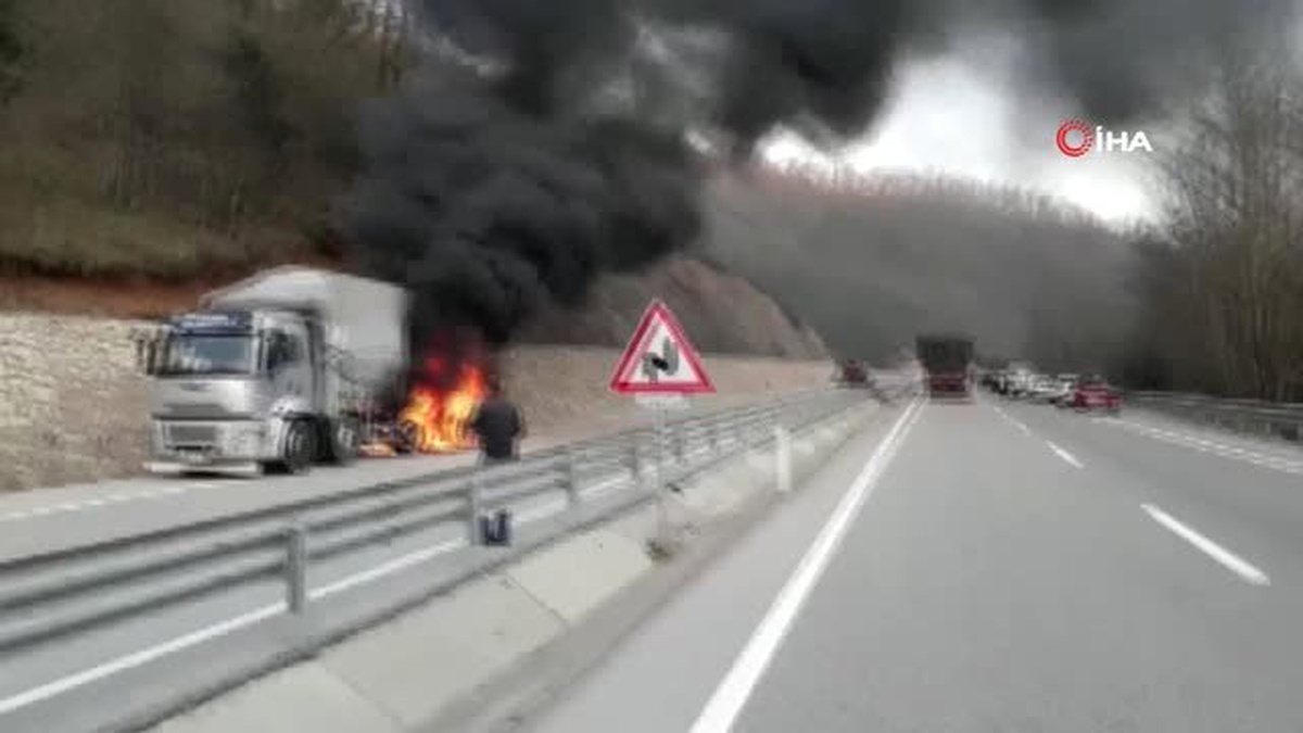 Seyir Halindeki Tır Lastiğinden Çıkan Yangın Sonrası Alev Alev Böyle Yandı