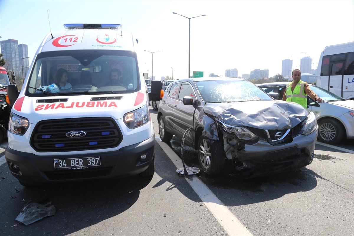 Tem Otoyolu\'da Trafik Kazası: 3 Yaralı