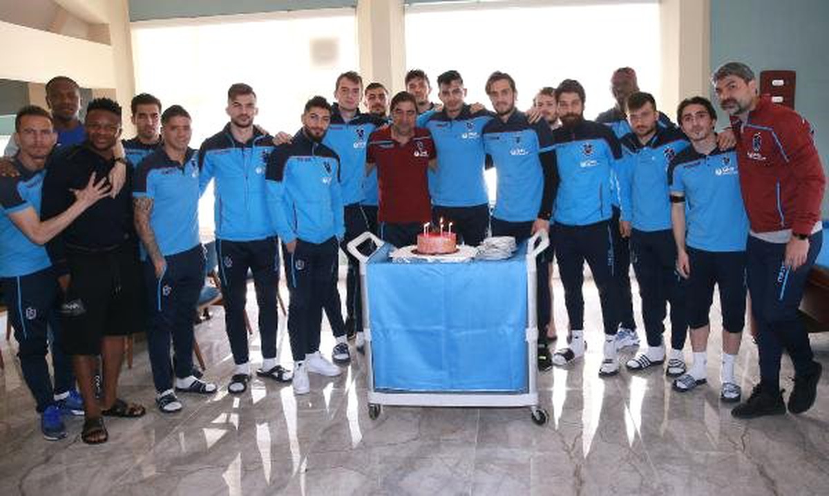 Trabzonspor\'da Uğurcan Çakır\'a Doğum Günü Sürprizi
