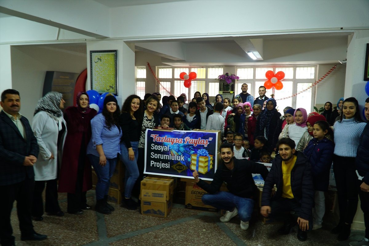 Üniversite Öğrencilerinin Kitap Bağışı