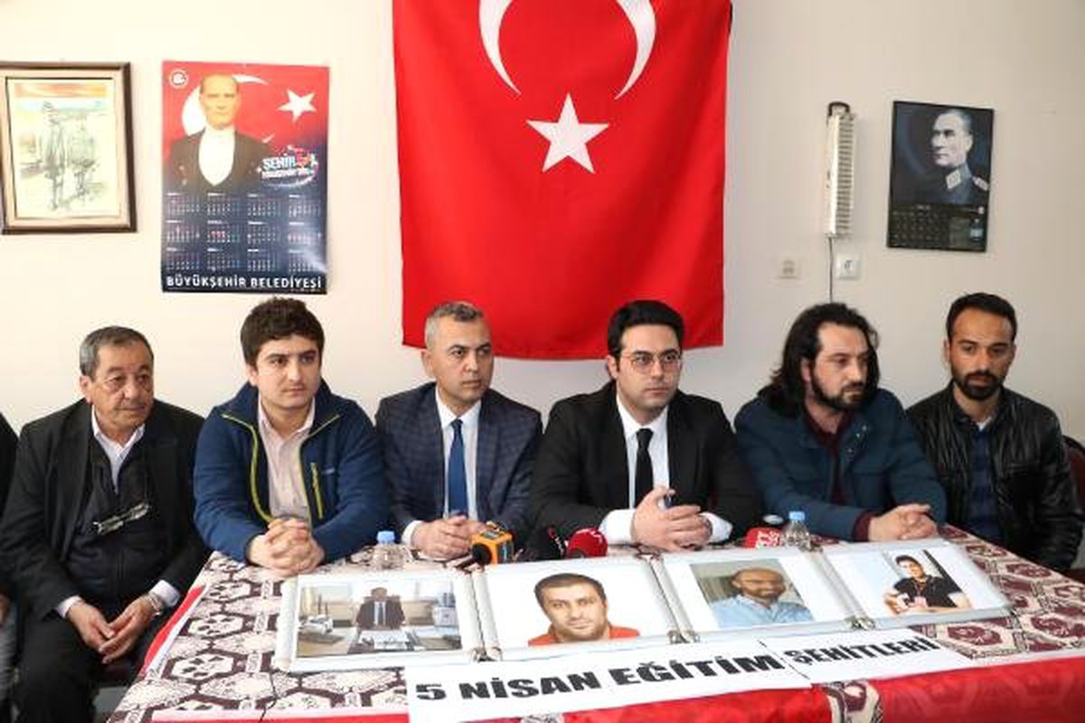 Üniversitede Öldürülen Dört Akademisyen Karanfillerle Anıldı