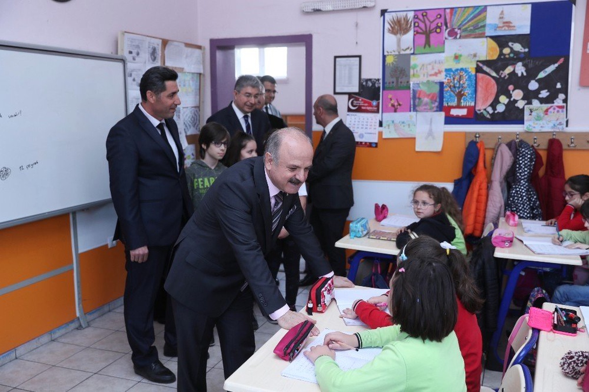 Vali Çakacak, Dumlupınar İlkokulu\'nu Ziyaret Etti