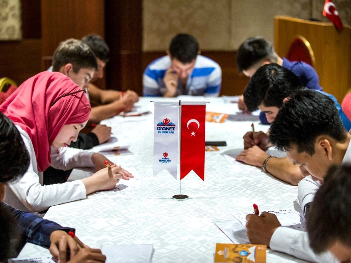Yabancı Öğrencilerden Türkiye\'de Eğitim İçin Burs Programlarına Büyük İlgi