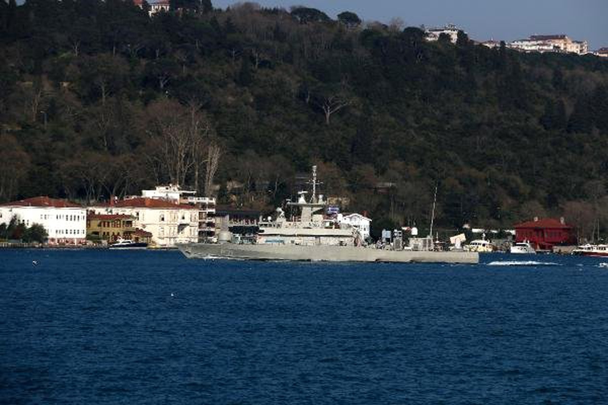 Yunan Askeri Gemisi İstanbul Boğazı\'ndan Geçti