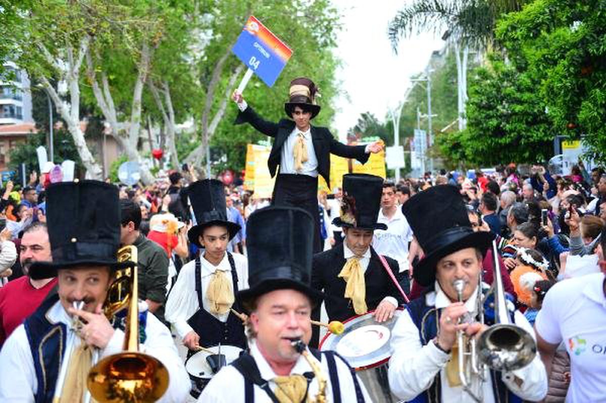Adana\'da Renkli Karnaval Korteji