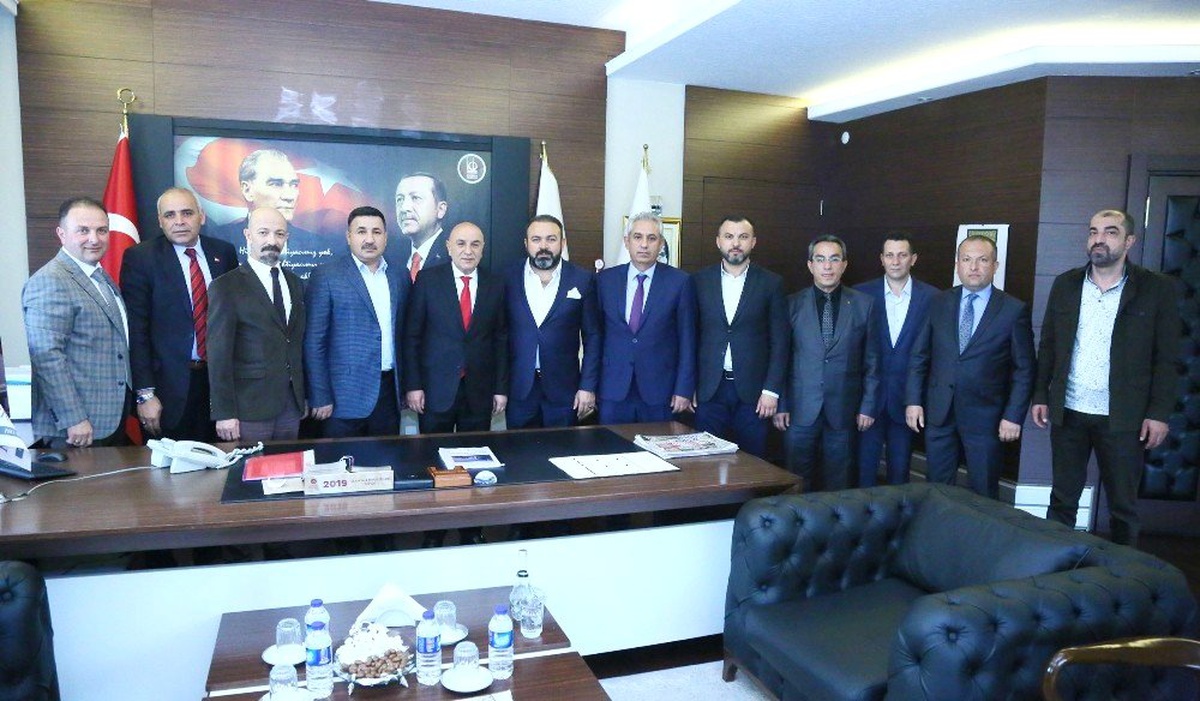 Altınok, Bir Yandan Sokaklarda, Bir Yandan da Makamında Tebrikleri Kabul Ediyor