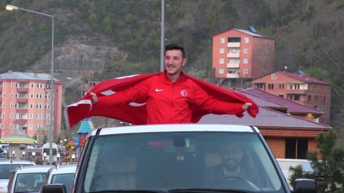 Artvin\'ın Gururu Konvoyla Karşılandı