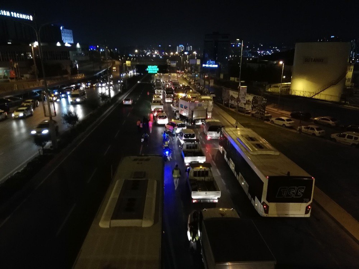 Atatürk Havalimanı\'ndan Çıkan Araçlar Konvoylar Halinde İstanbul Havalimanı\'na Gidiyor