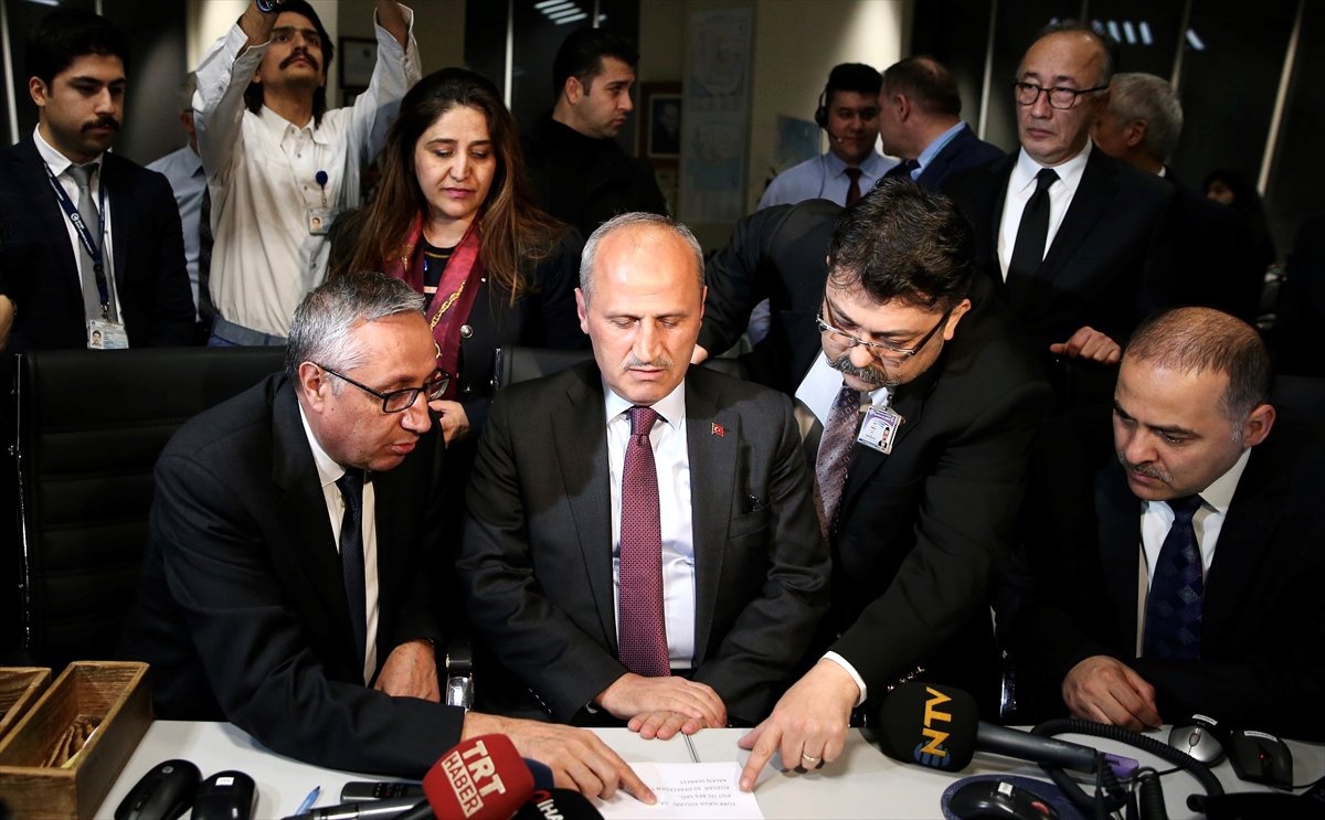 Bakan Turhan, Atatürk Havalimanı\'ndan Kalkan Son Uçağı Uğurladı