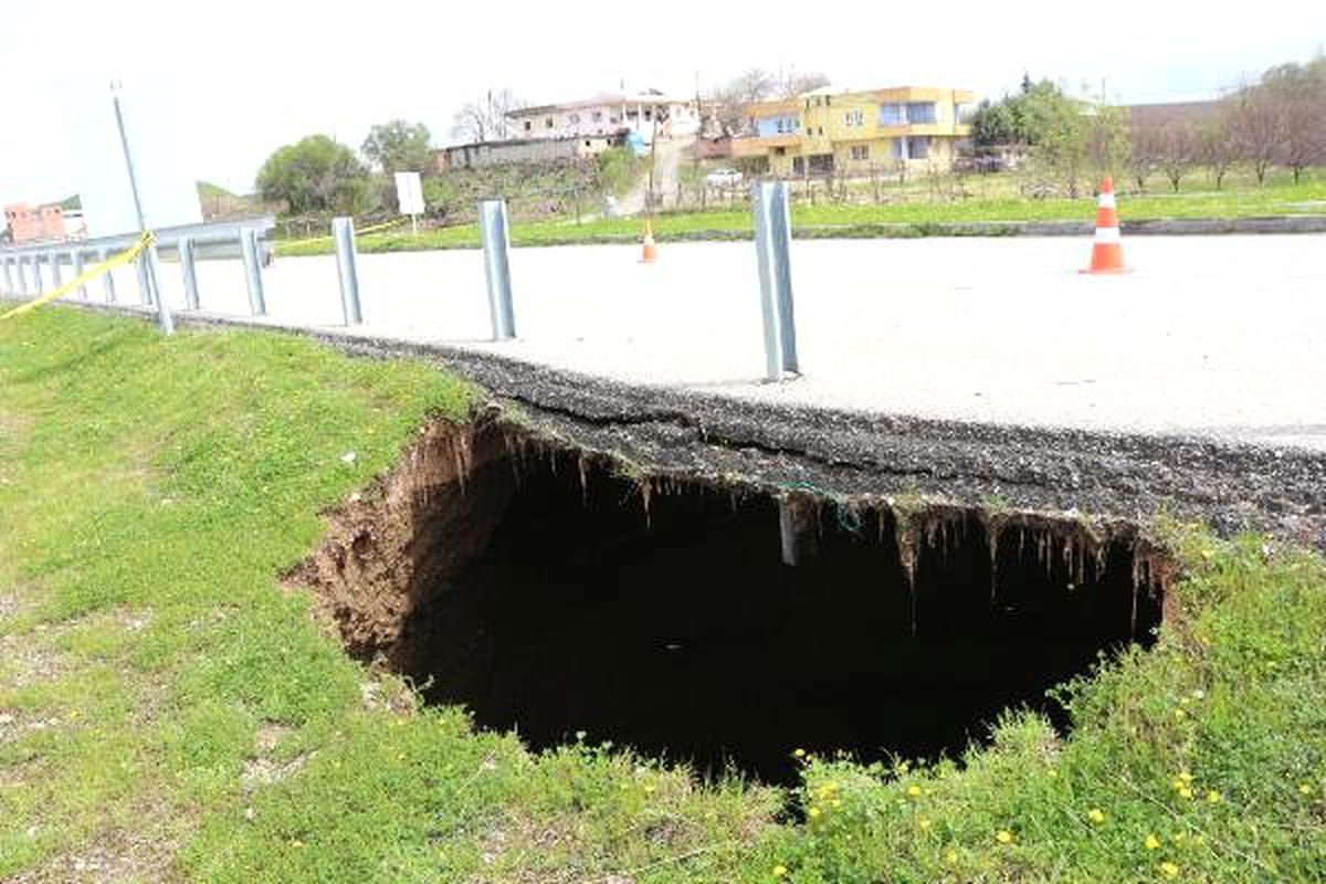 Batman\'da Yol Kenarında 12 Metre Derinliğinde Obruk Oluştu