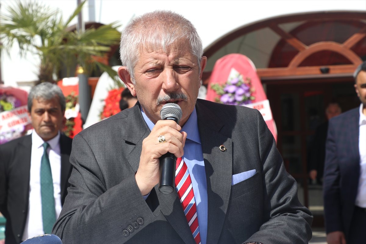Belediye Başkanı Sarı, Çalışanlar ve Vatandaşlarla Buluştu