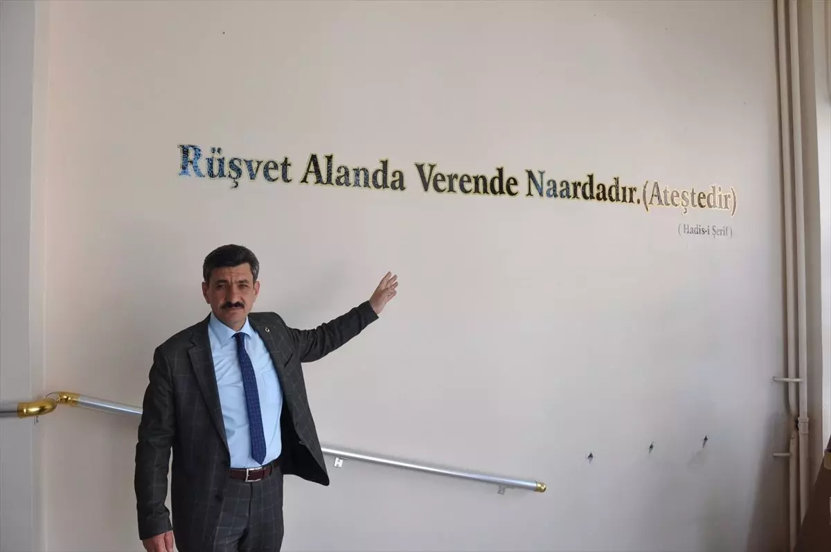 Belediye Girişine "Rüşvet Alan da Veren de Ateştedir" Yazdırdı