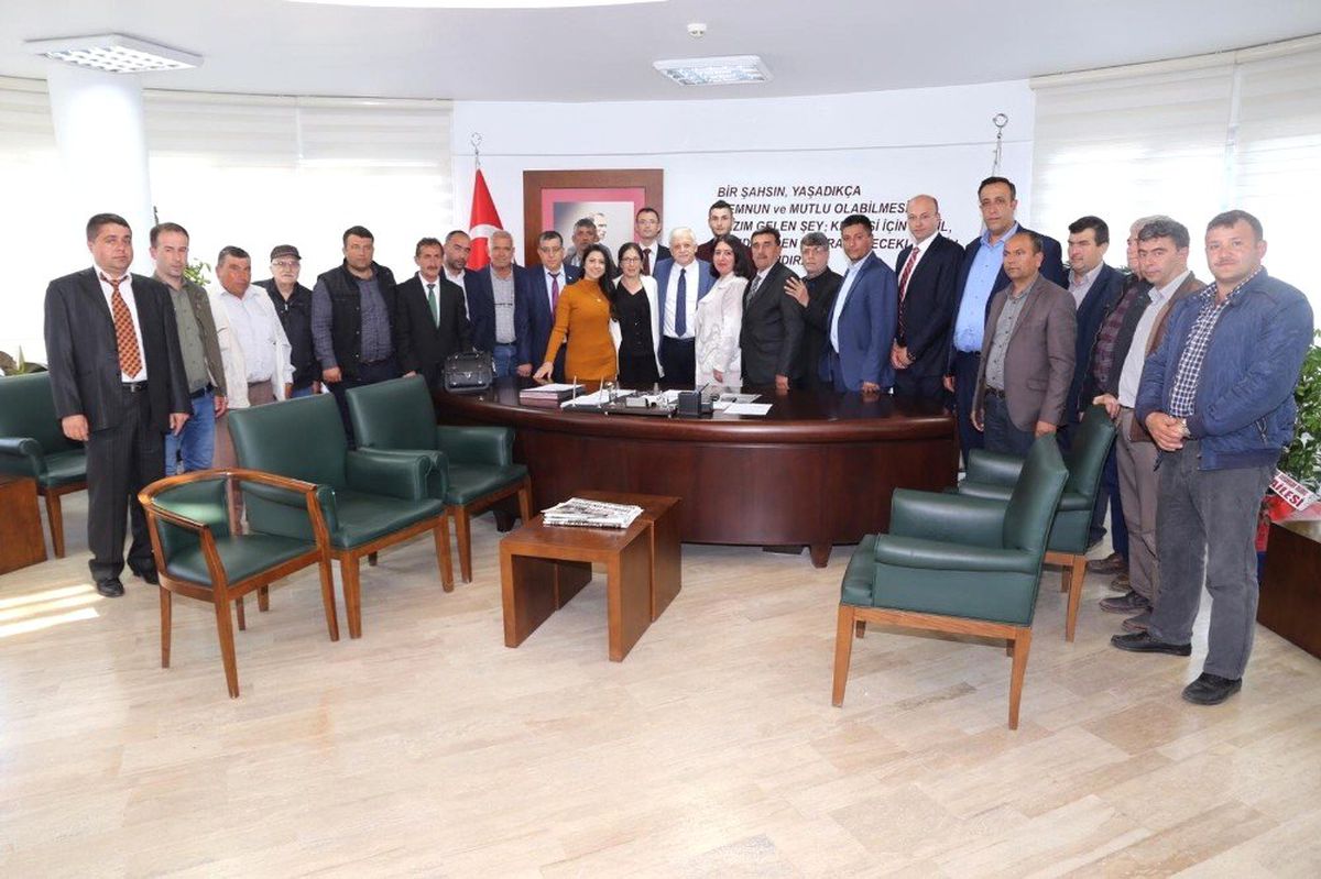 Burhaniye\'de Muhtarlar Başkan Deveciler\'i Ziyaret Etti