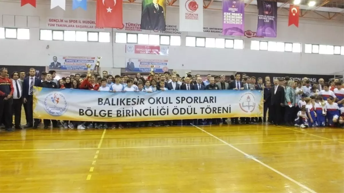 Burhaniye\'de Okul Sporları Körfez Bölge Birinciliği Ödül Töreni Yapıldı