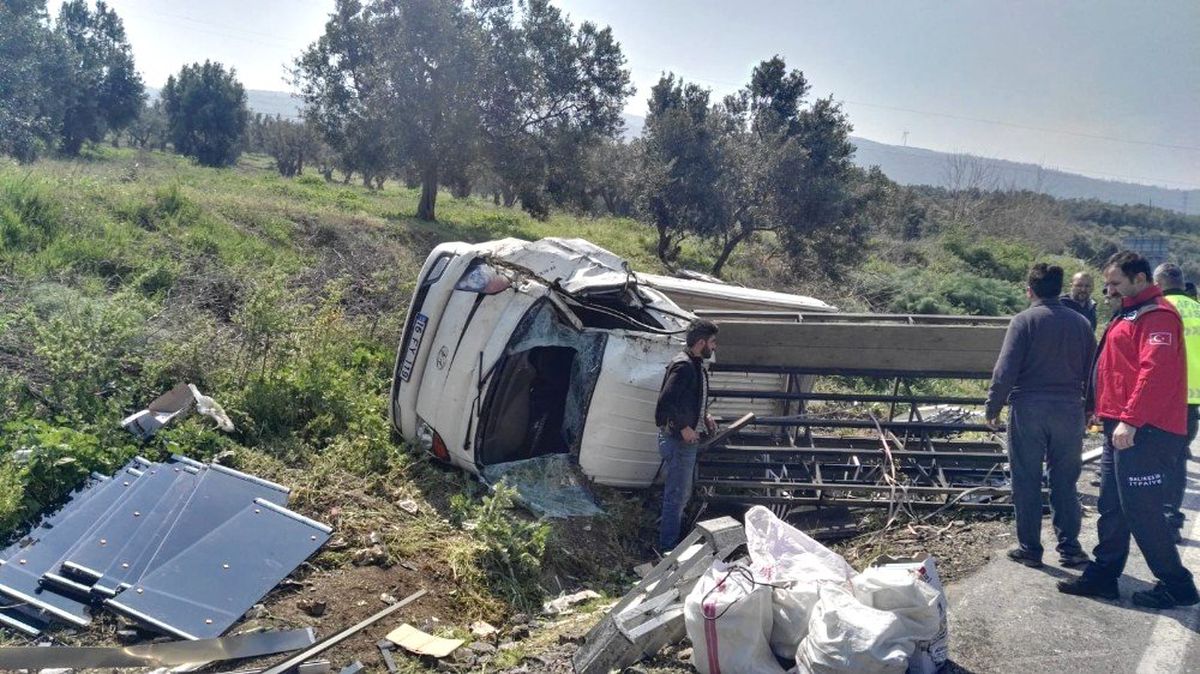 Cam Yüklü Kamyonet Devrildi: 1 Yaralı
