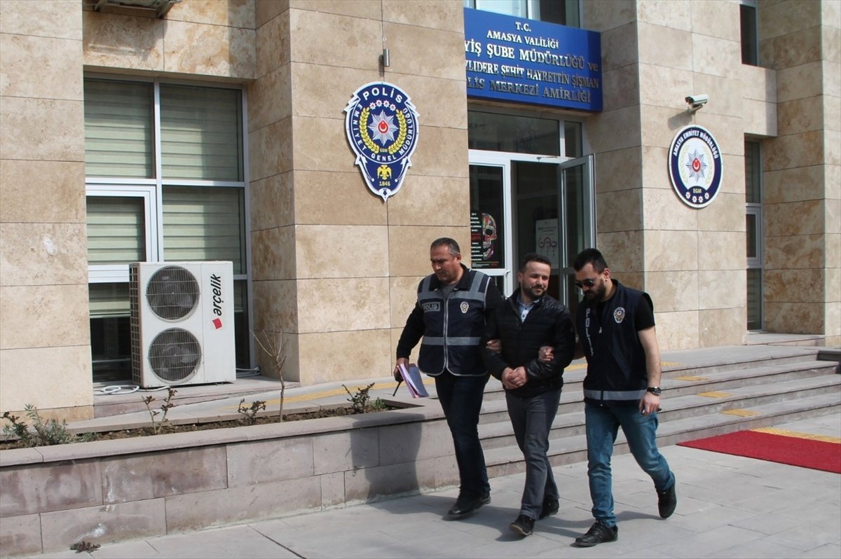 Cezaevi Firarisi Namazda Polislerin Önünde Saf Tutunca Yakalandı