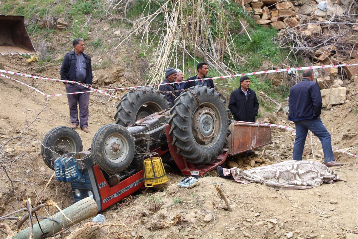 Devrilen Traktörün Altında Kalan Çiftçi Öldü
