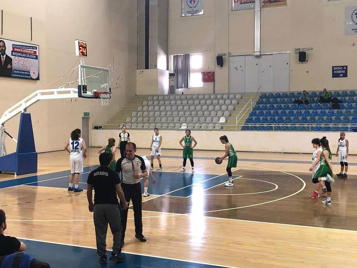 Düzce\'nin Kızları Potada Rakip Tanımıyor