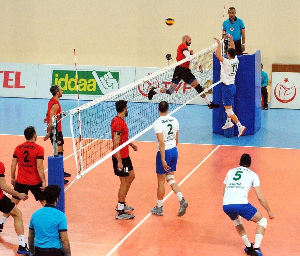 Efeler Galibiyetle Başladı