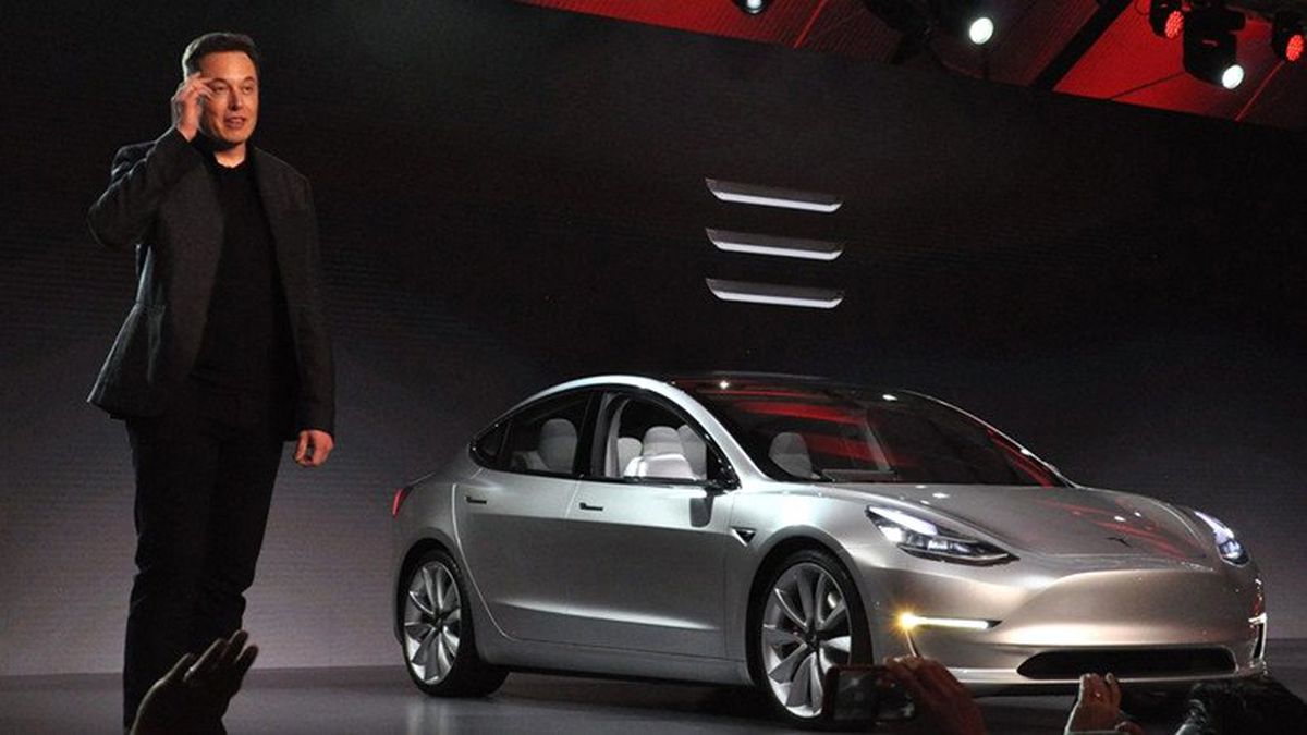 Elon Musk, Tesla Model 3\'teki Gizemli Kameranın Sırrını Açıkladı