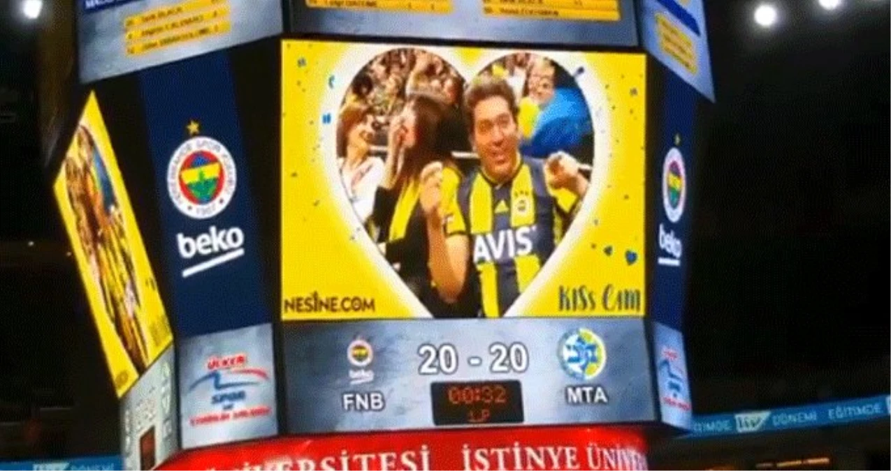 Emre Kınay, Fenerbahçe Maçında Kiss Cam\'e Yakalandı