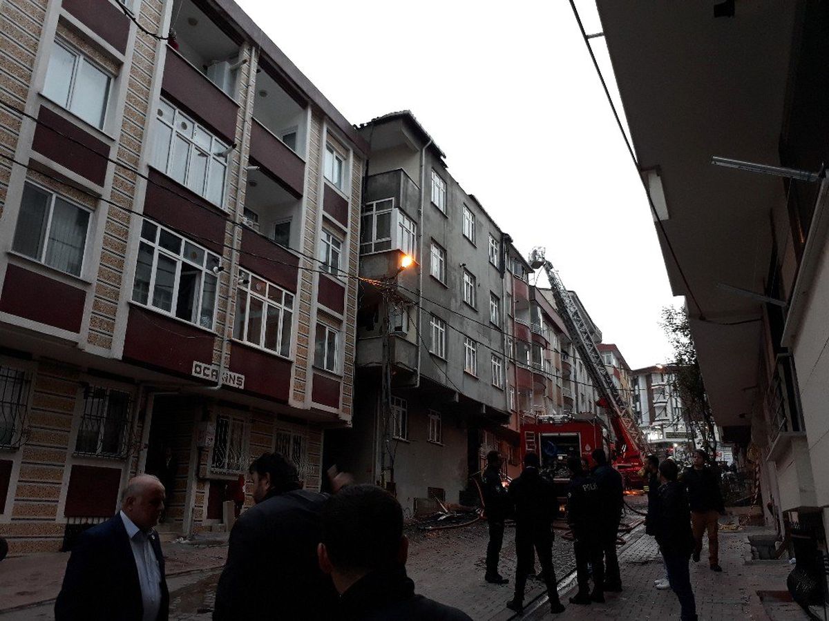 Esenyurt\'ta Korkutan Çatı Yangını
