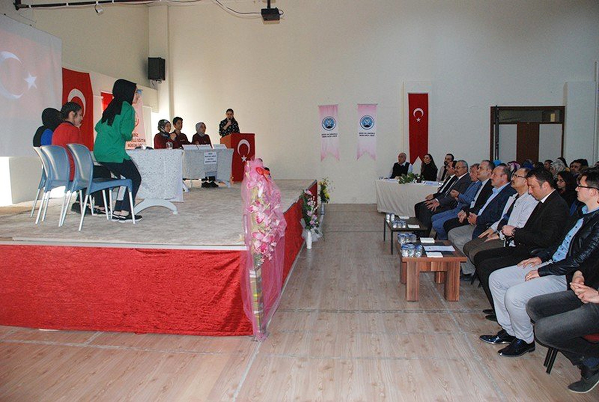Gediz\'de Liseler Arası Münazara Yarışması Finali Yapıldı