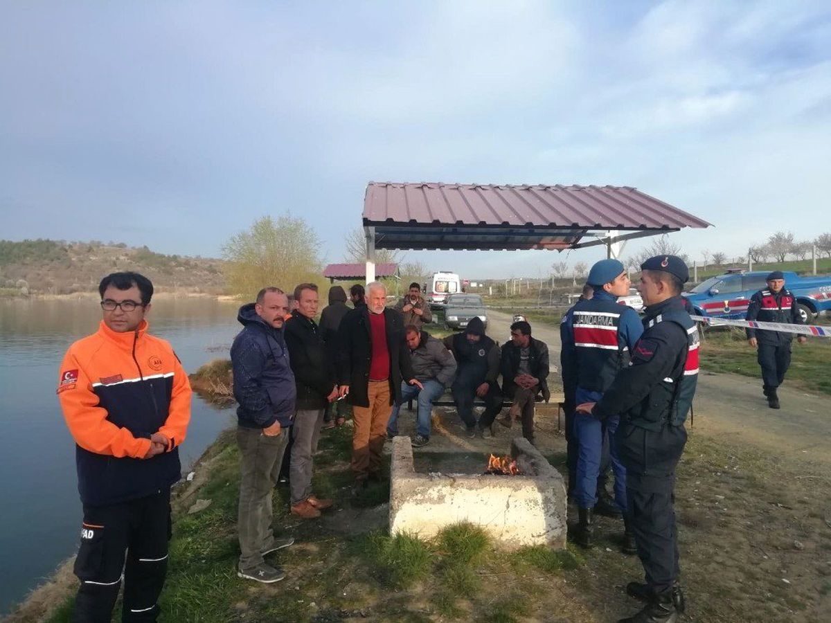 Gölete Uçan Otomobilde Kaybolan Sürücünün Cesedi Bulundu