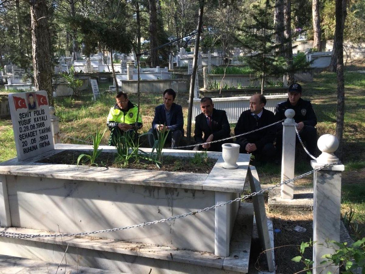 İlçe Emniyet Müdürü ve Polislerden Şehitlik Ziyareti