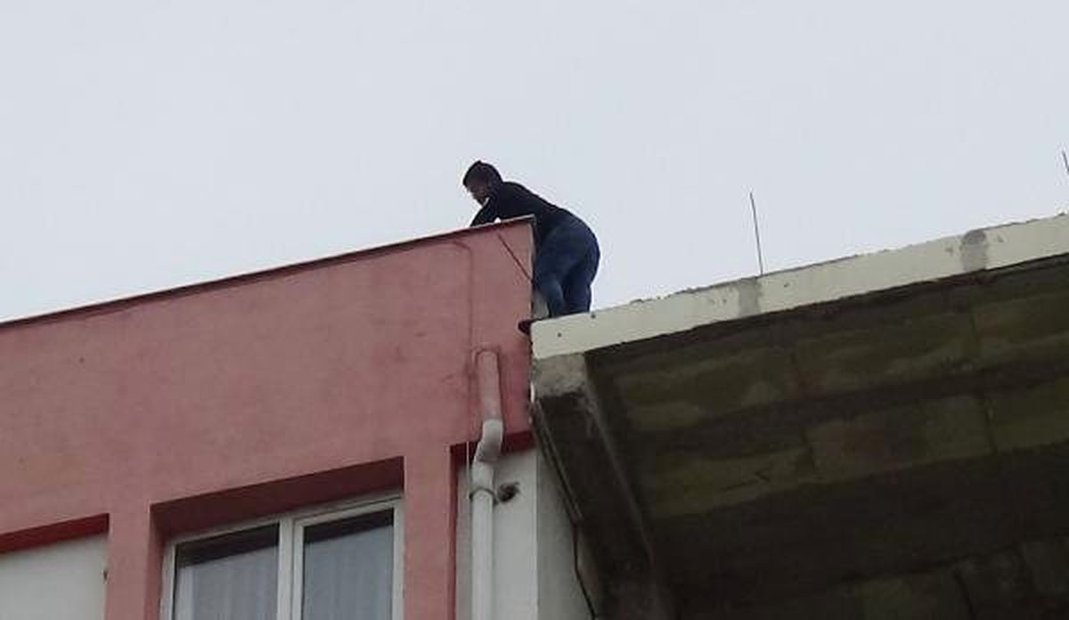 İntihar Etmek İçin Çatıya Çıktı, Kendisini Polise İhbar Etti