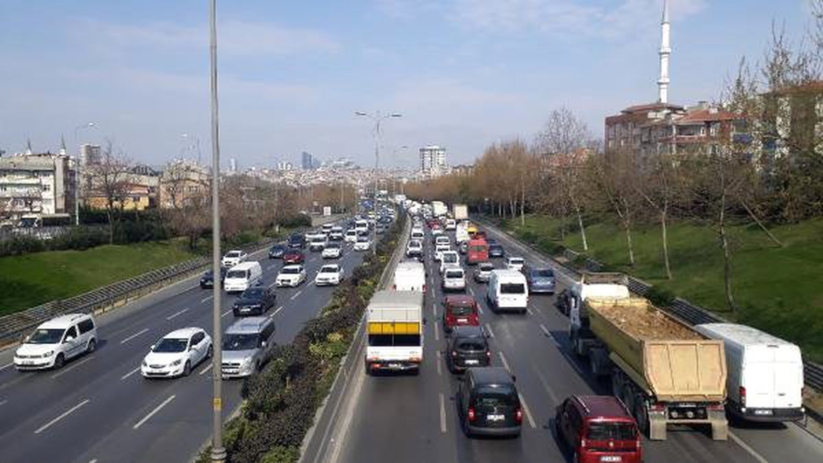 İstanbul\'da Kapalı Yollar Nedeniyle Sabah Saatlerinde Trafik Yoğunluğu Oluştu