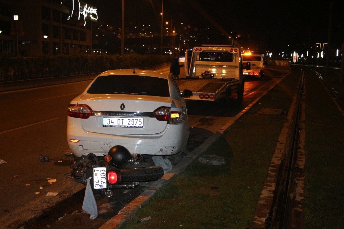 İzmir\'de Motosiklet ile Otomobil Çarpıştı: 1 Ağır Yaralı