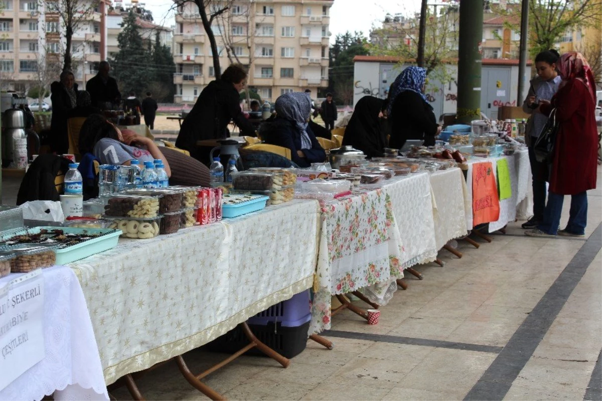 Kadınlar El Emeği ile Yaptıklarını Satıp Ev Ekonomisine Katkı Sağlıyor