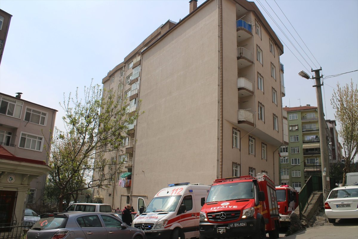 Kocaeli\'de Apartman Boşluğuna Düşen Kişi Yaşamını Yitirdi