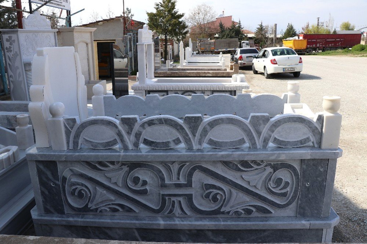 Malatya\'da Mezar Taşları Otomobil Fiyatına Satılıyor